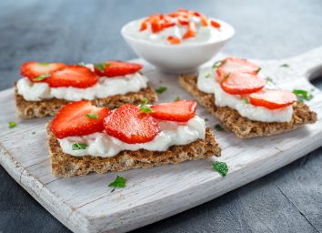 toast with cottage cheese and strawberries