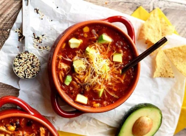 Sopa de pollo en forma de pastel