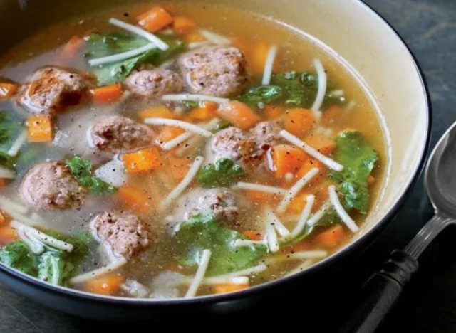 sopa de albóndigas italiana