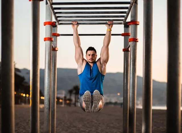 fit man performing outdoor beach workout bodyweight exercises to lose weight