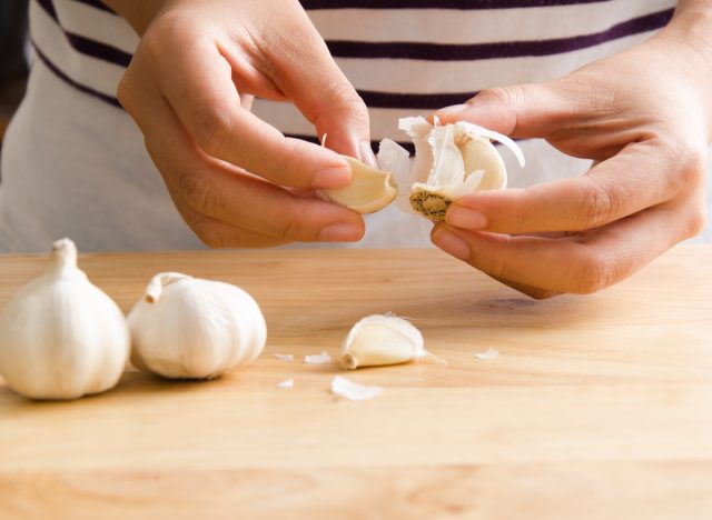 how to peel garlic