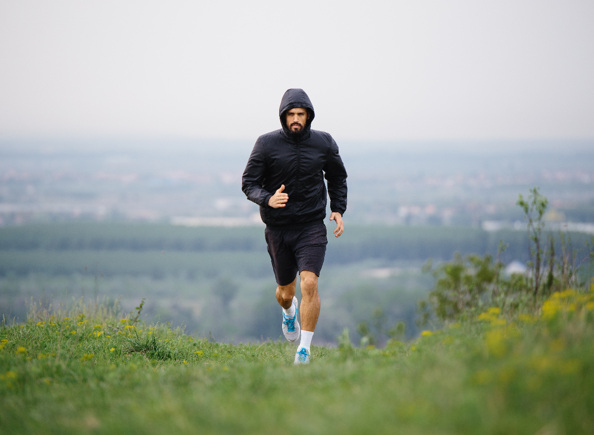 man intense running outdoors, depicting running mistakes that kill your knees