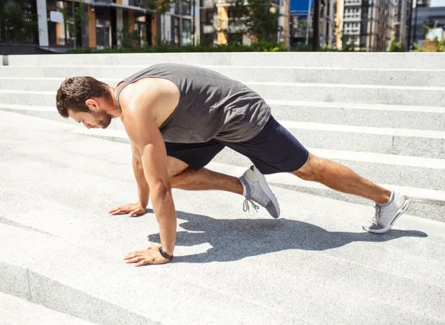 man performing mountain climbers to lose 15 pounds in a month