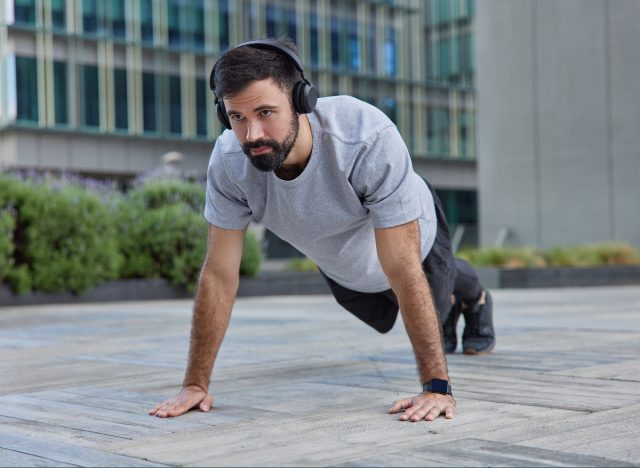 man performing plank exercise, demonstrates best exercises to lose five pounds