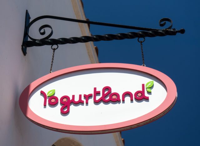 yogurtland sign