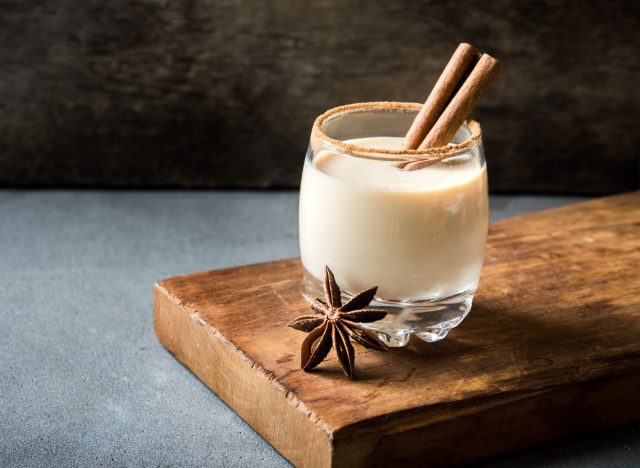 Egg nog drink