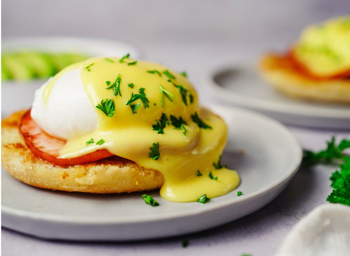 Eggs benedict canadian bacon