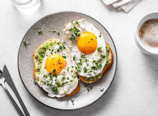 Тост с авокадо и яйцом на завтрак с высоким содержанием белка