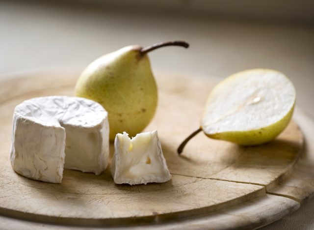 brie cheese pears