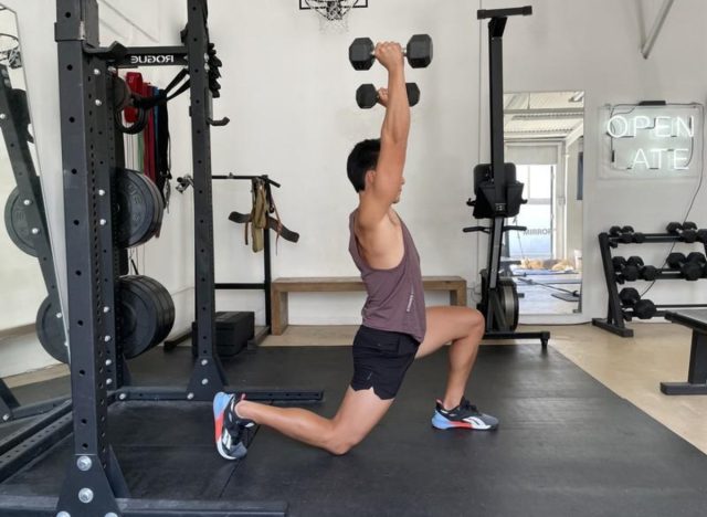 Slim waist with dumbbell lunge press exercise