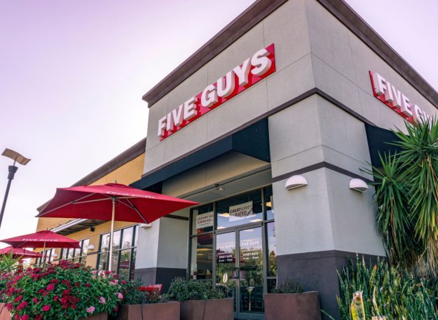 8 Fast-Food Chains That Serve Never-Frozen Burgers