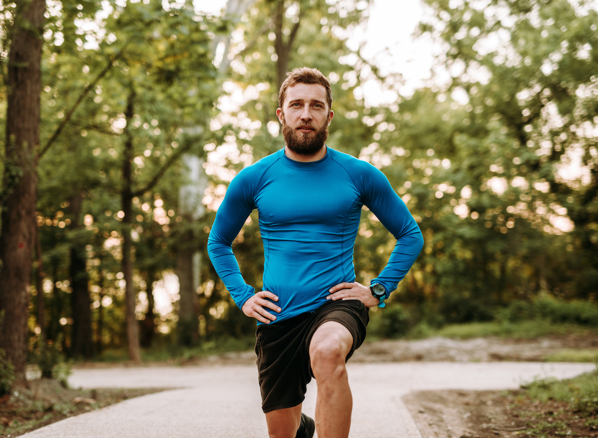 man performing lunges exercises to regain muscle mass in your legs