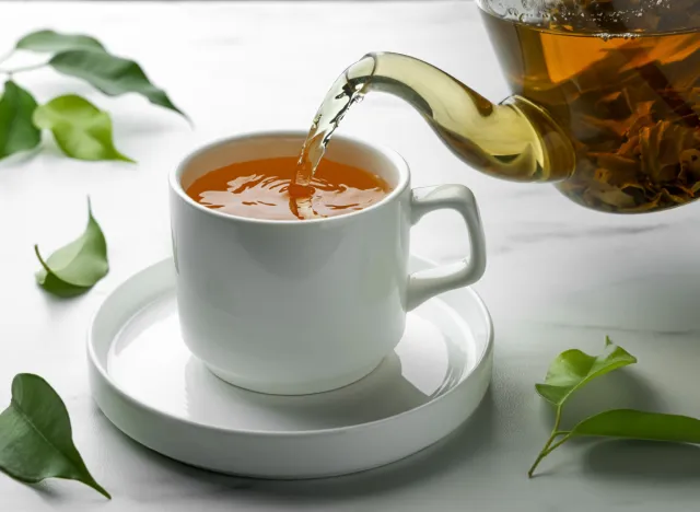 derramando chá verde na xícara
