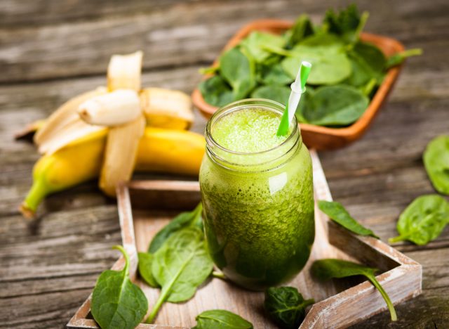 spinach banana berries green smoothie