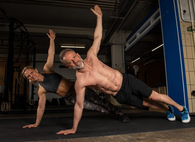 fit couple doing T-push-ups to reduce belly fat