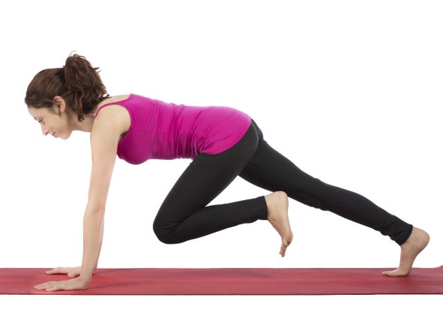 woman demonstrating mountain climbers to triple your weight loss