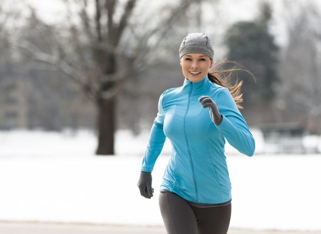 woman running in the snow to get rid of holiday weight gain