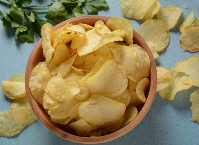 skål med chips, koncept av inflammatoriska livsmedel som orsakar magfett