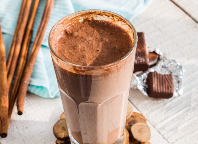 smoothie de manteiga de amendoim com chocolate