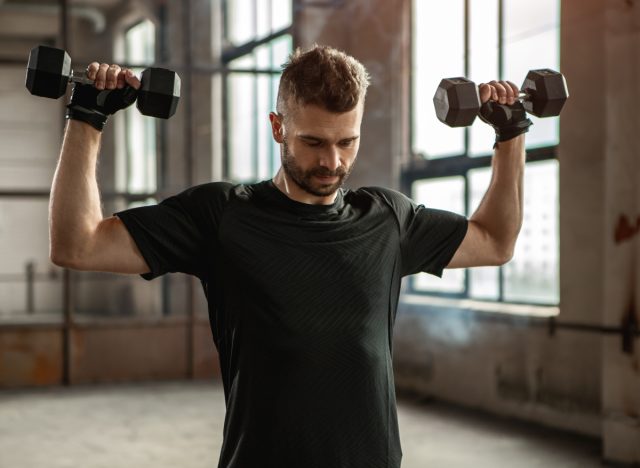 dumbbell overhead pressövning för att tappa din stora mage