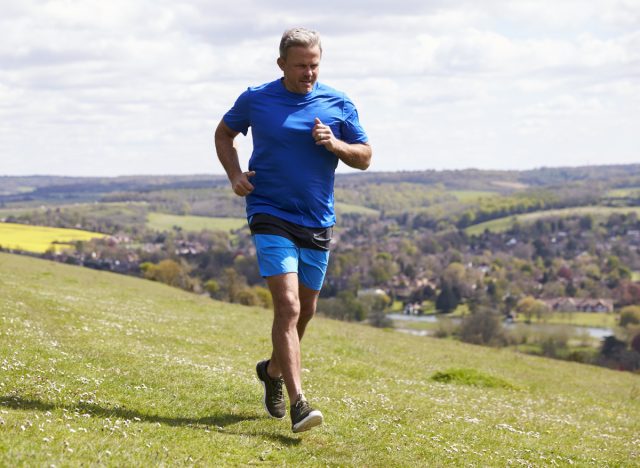 mature man jogging outdoors, demonstrating fitness habits that cause muscle fatigue