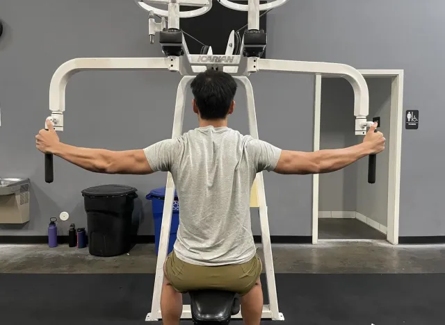 reverse pec deck exercise for boulder shoulders