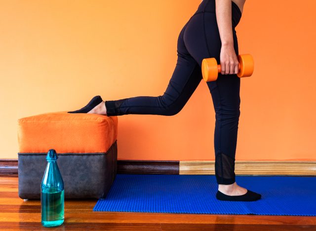 close-up bulgarian split squat with dumbbell exercises to get rid of hip fat fast