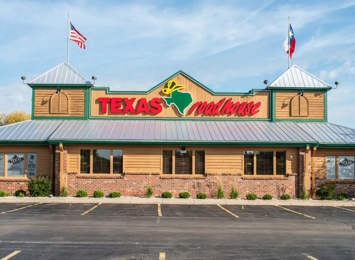 Texas roadhouse restaurant exterior