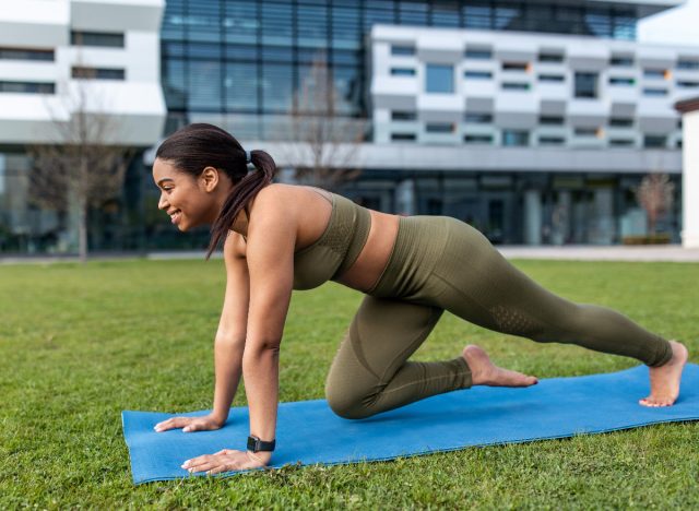 woman doing cross-body mountain climber exercises