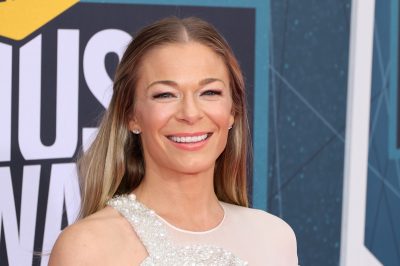 LeeAnn Rimes Admits She Has Psoriasis: Here Are the Signs and Symptoms