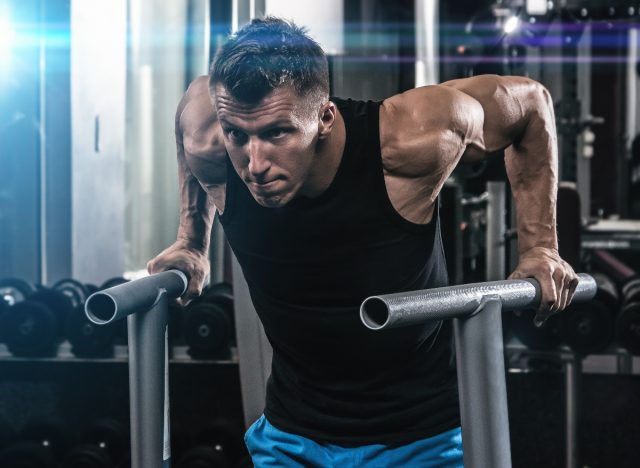 man doing dips at the gym