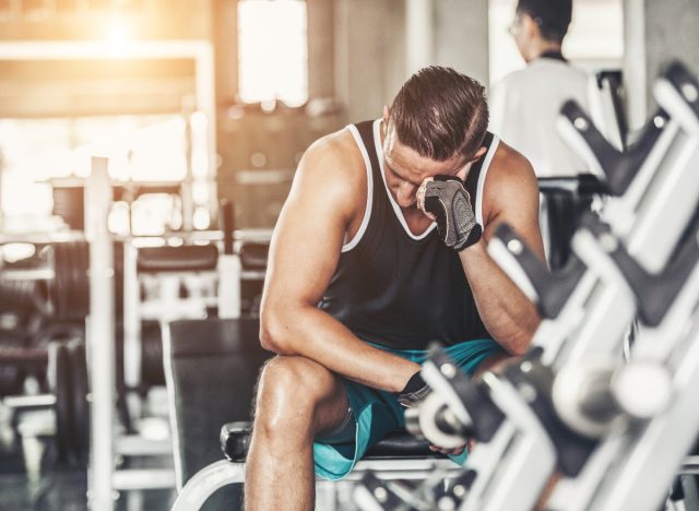 Chico cansado y sobreentrenado en el gimnasio