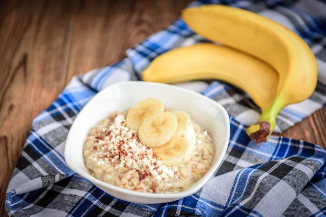 Oatmeal with cottage cheese, cocoa and banana.