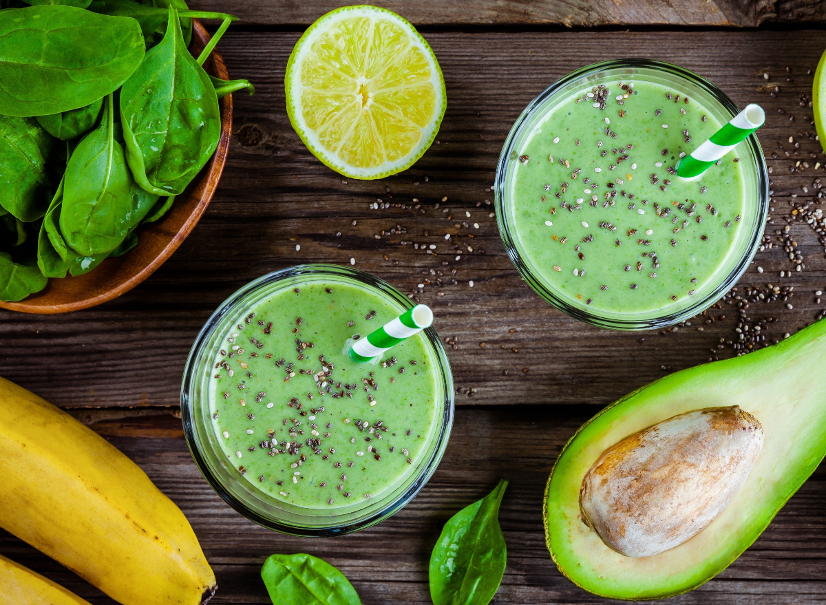 green smoothies with spinach and avocado, foods for weight loss