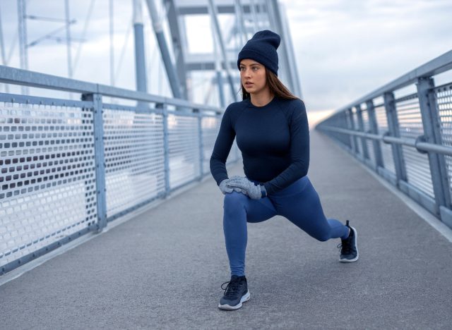 woman doing outdoor winter workout lunges to lose holiday weight