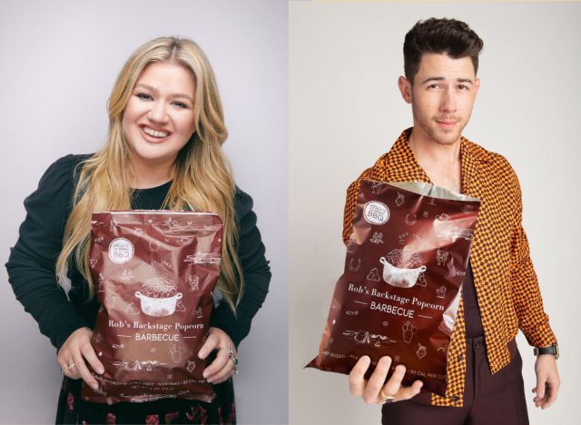 kelly clarkson and nick jonas holding the popcorn backstage at rob