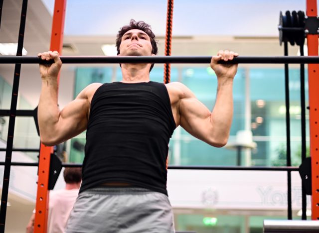 man doing fitness pullups at the gym