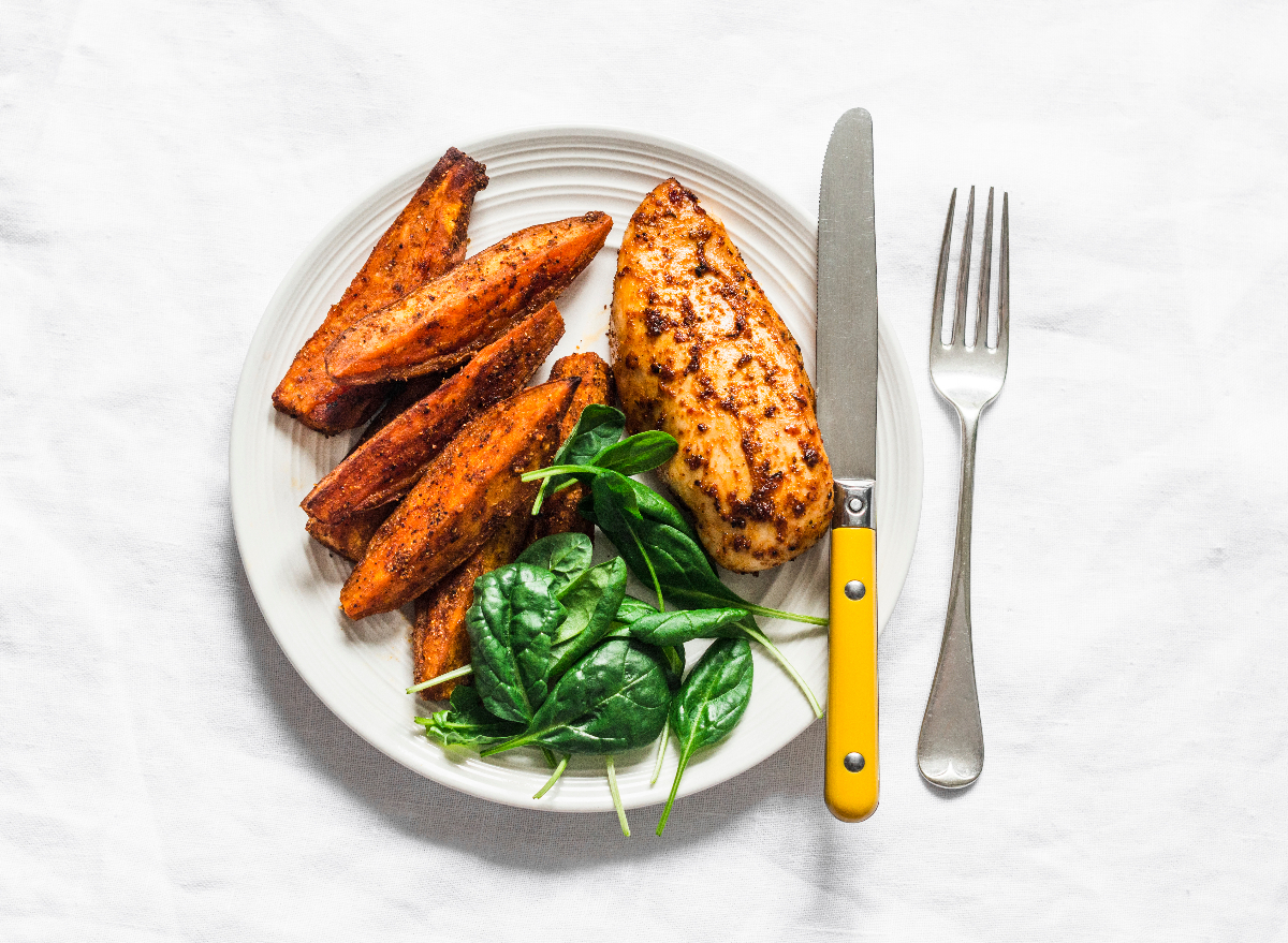 plate of chicken, sweet potatoes, and chicken, foods to increase physical fitness