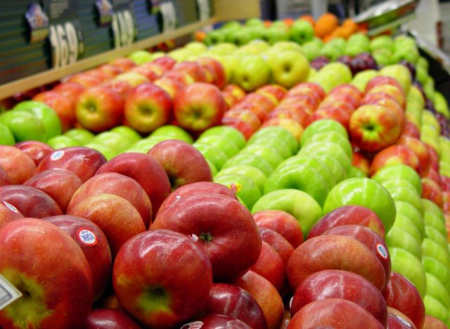 apples in grocery store