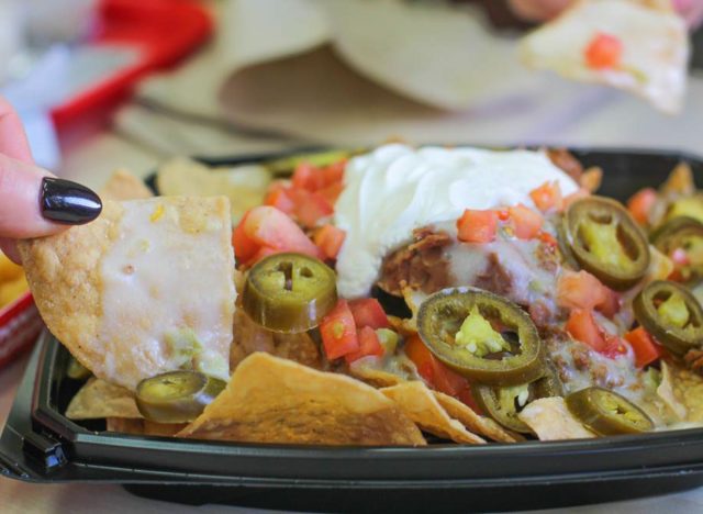 del taco queso loaded nachos