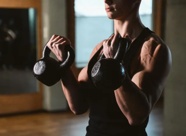 man doing kettlebell curls