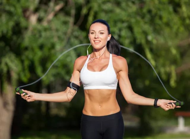 mujer en forma saltando la cuerda para perder peso, concepto de perder grasa abdominal en 30 días