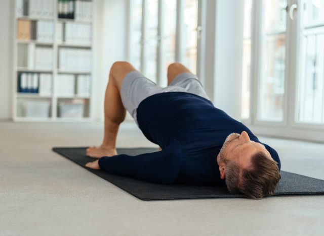 man doing glute bridges