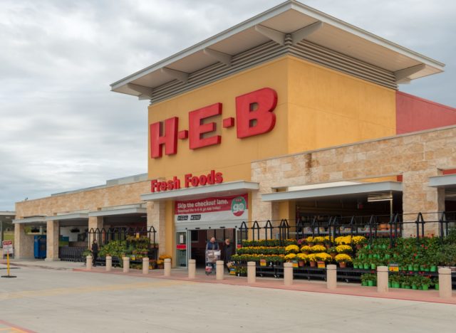 h-e-b exterior