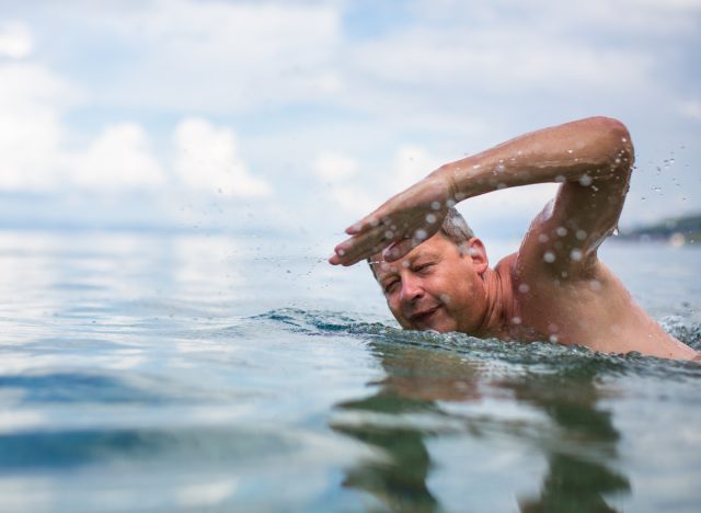mature man swimming laps, demonstrating cardio exercises to improve your endurance as you age