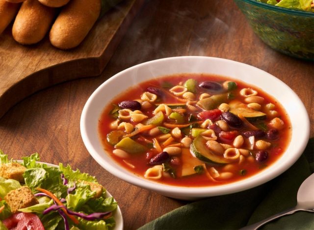 bowl of Olive Garden minestrone