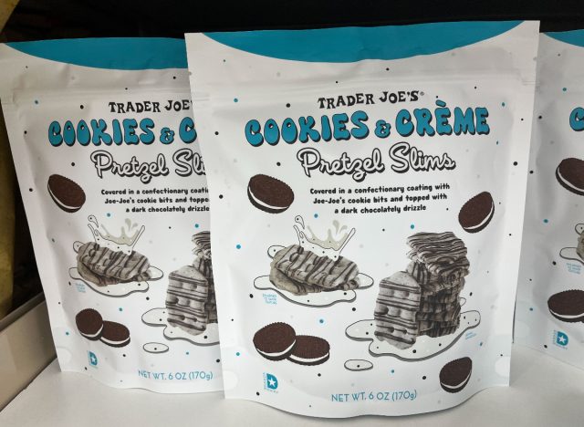 trader joe's cookies & crème pretzel slims