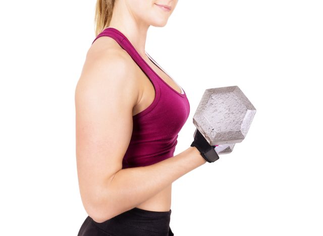 close-up woman doing bicep curls with dumbbell