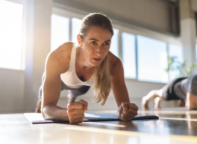 woman doing forearm plank, workouts to maintain muscle tone in your 40s