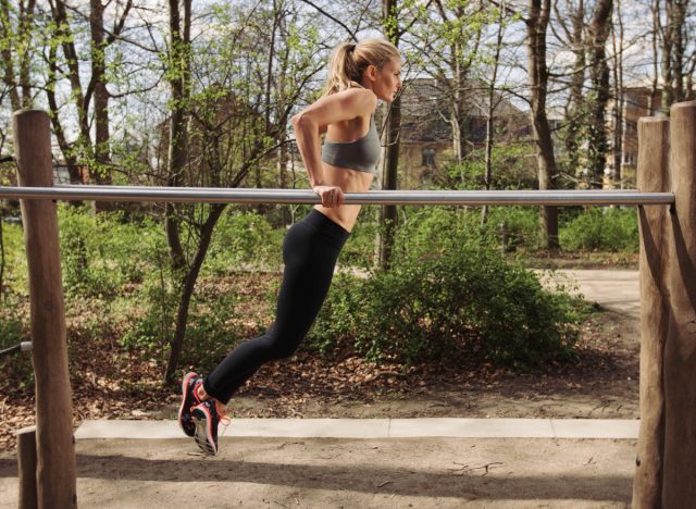 woman doing tricep dips in the park